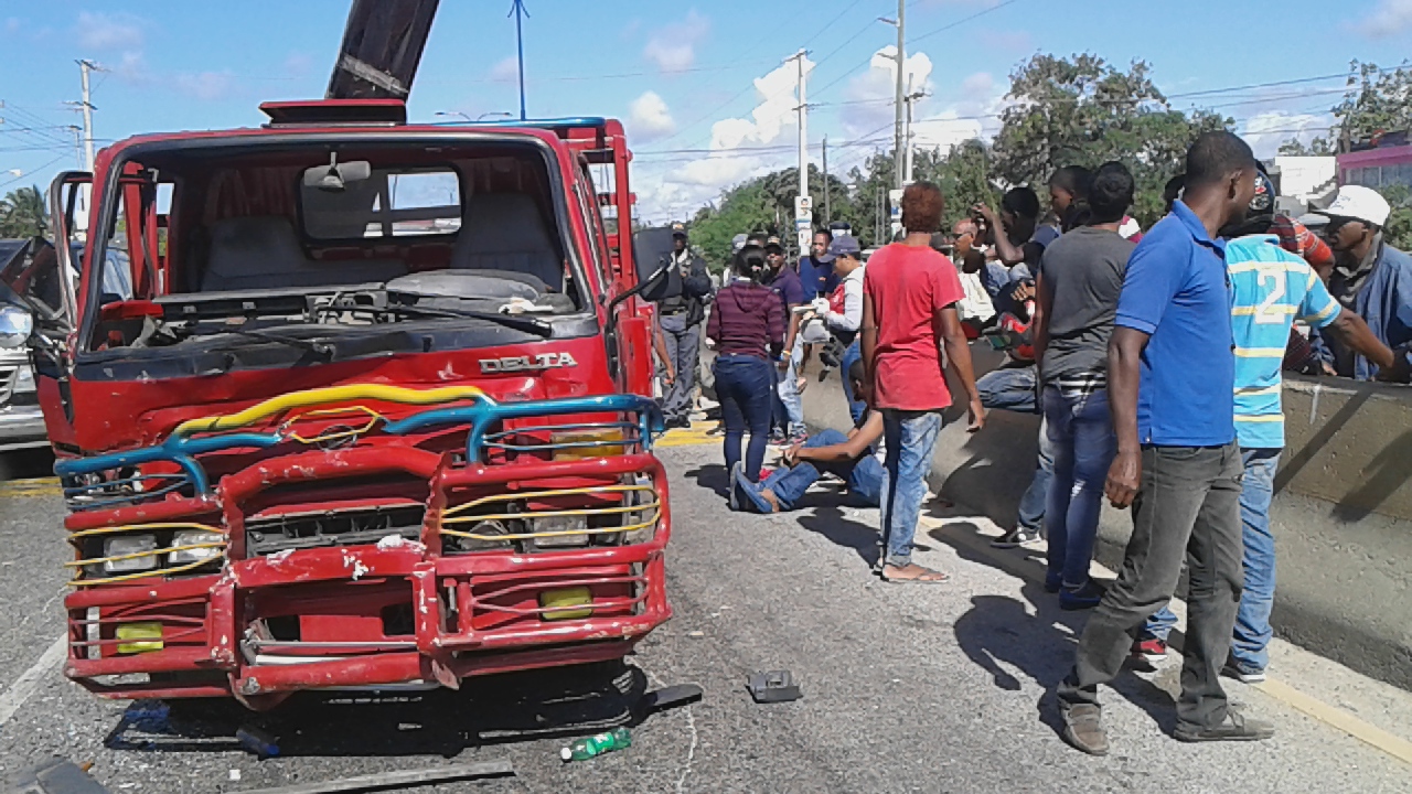 Miembros del Sistema Nacional de Atención a Emergencias y Seguridad 9-1-1 atienen a los heridos. 