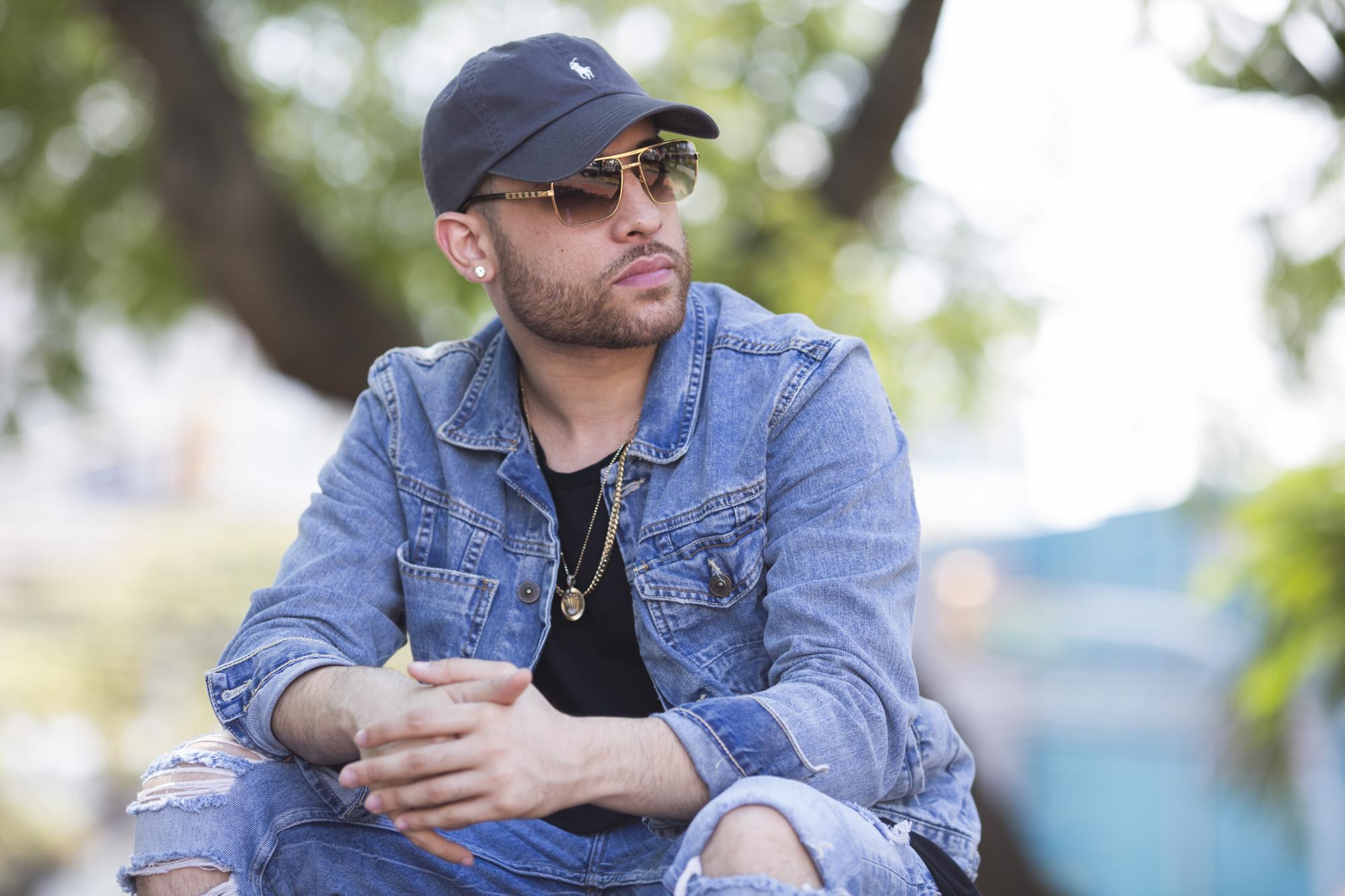 El cantante urbano durante la entrevista