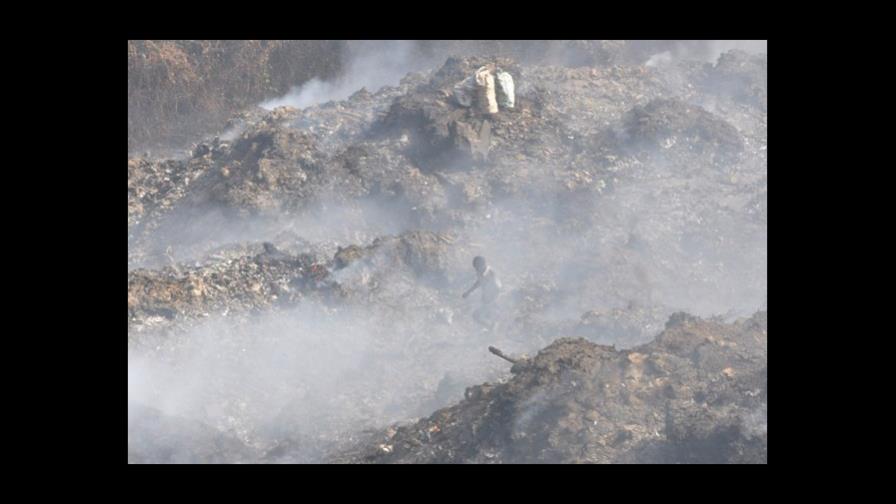 Fuego en el vertedero de Haina; emiten alerta ante contaminación por humo