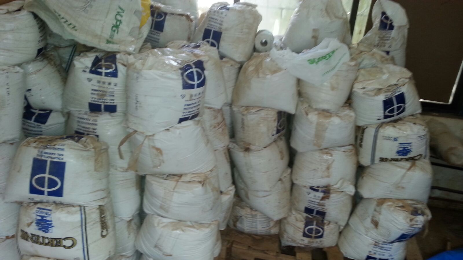 75 sacos de leche en polvo