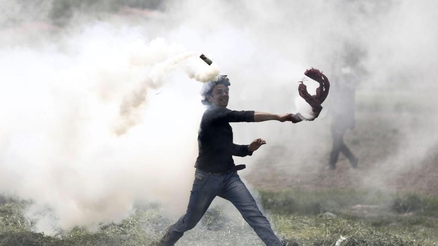 Migrantes y policía macedonia chocan en frontera con Grecia 