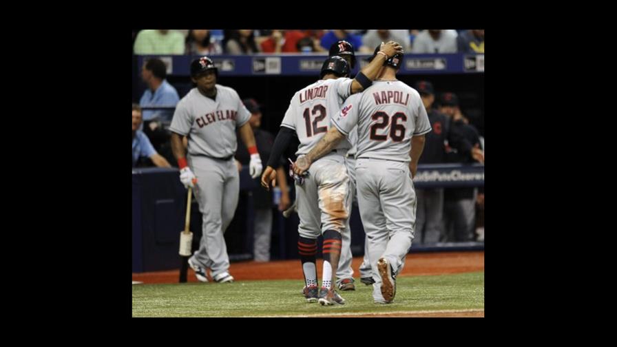 Carlos Santana ayuda a los Indios con remolque Carlos Santana ayuda a los Indios con remolque