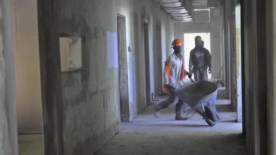 Reparación del hospital de Puerto Plata afecta servicios médicos
Reparación hospital PP
afecta servicios Reparación del hospital de Puerto Plata afecta servicios médicos
Reparación hospital PP
afecta servicios