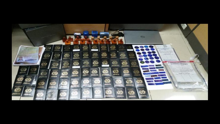 Desarticulan presunta red que falsificaba pasaportes, documentos y sellos