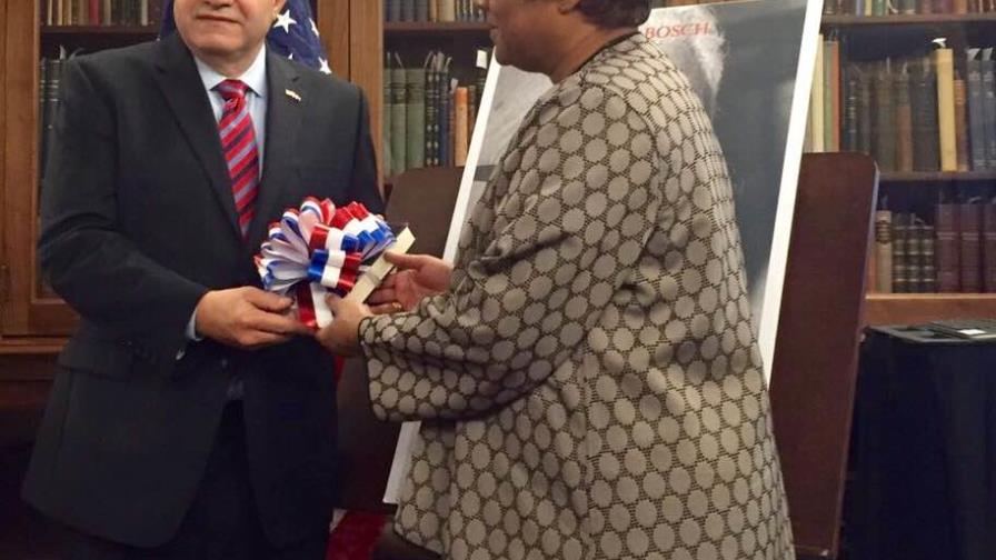 José Tomás Pérez entrega obras de Juan Bosch a la biblioteca del Congreso de los Estados Unidos