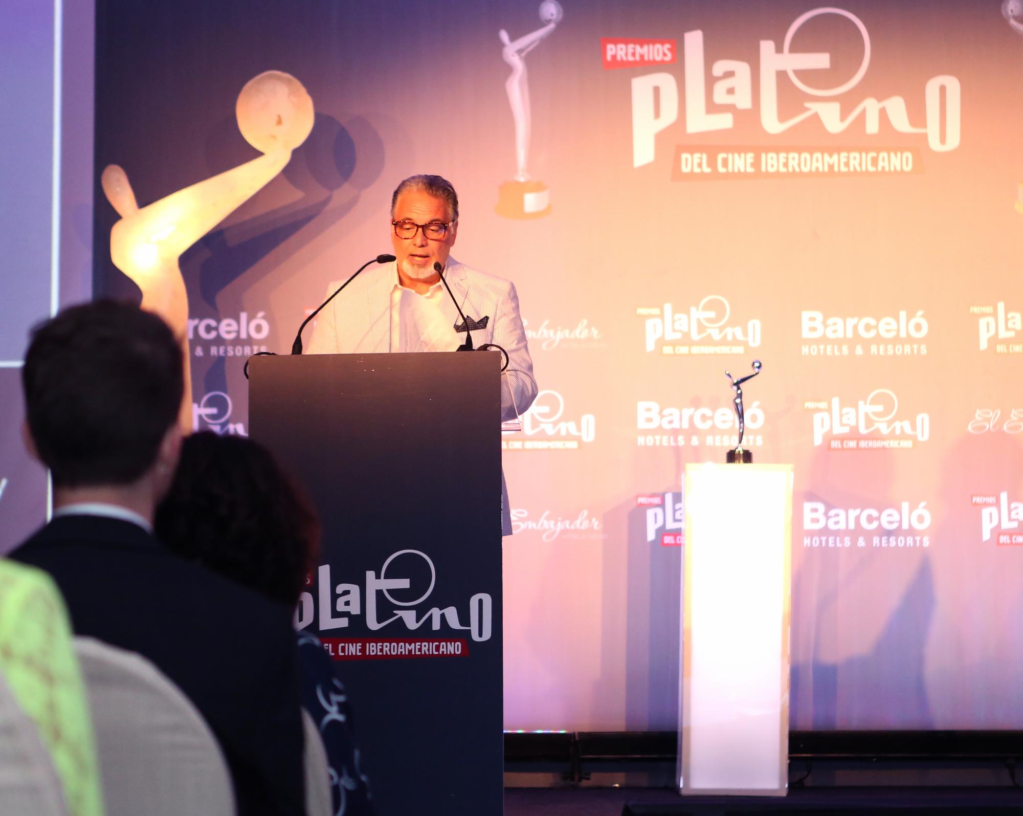 Luis Arambilet hace uso de la palabra en el encuentro