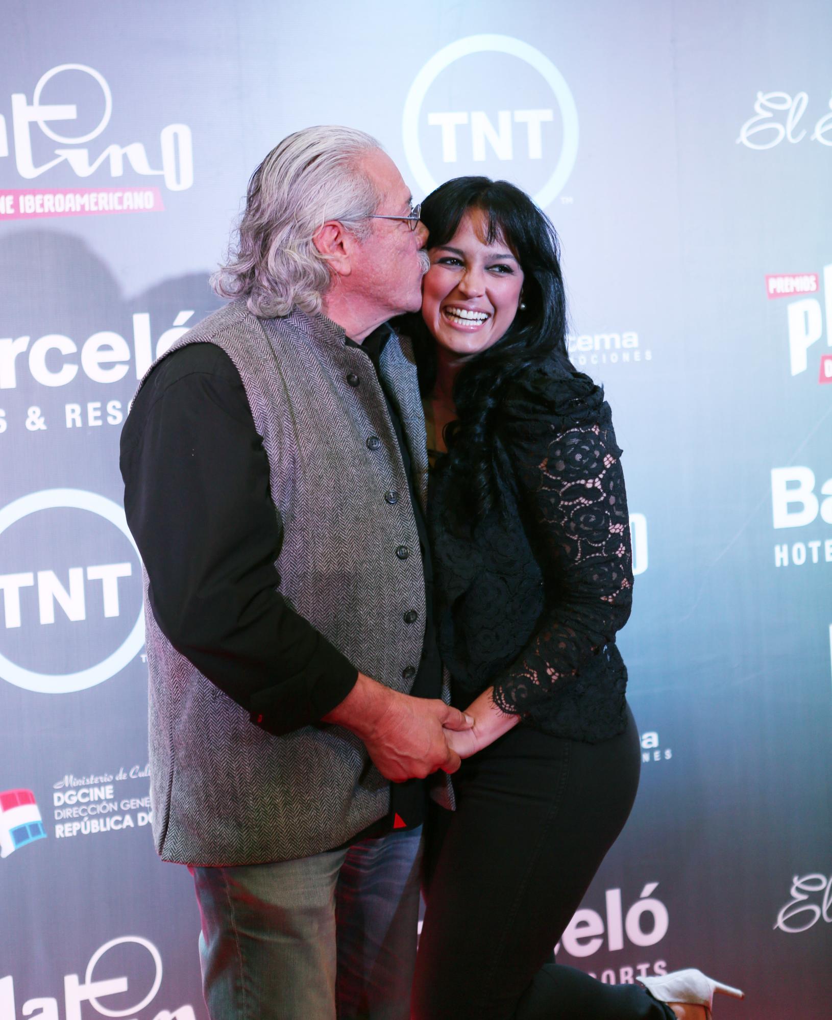 Edward James Olmos besa a Celinés Toribio