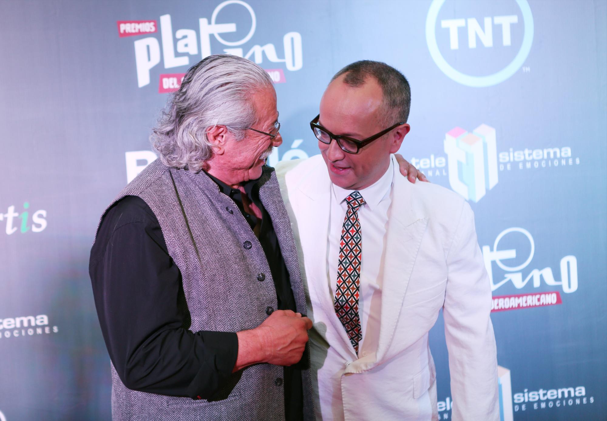 Edward james Olmos conversa animadamente con Juan Carlos Arciniegas