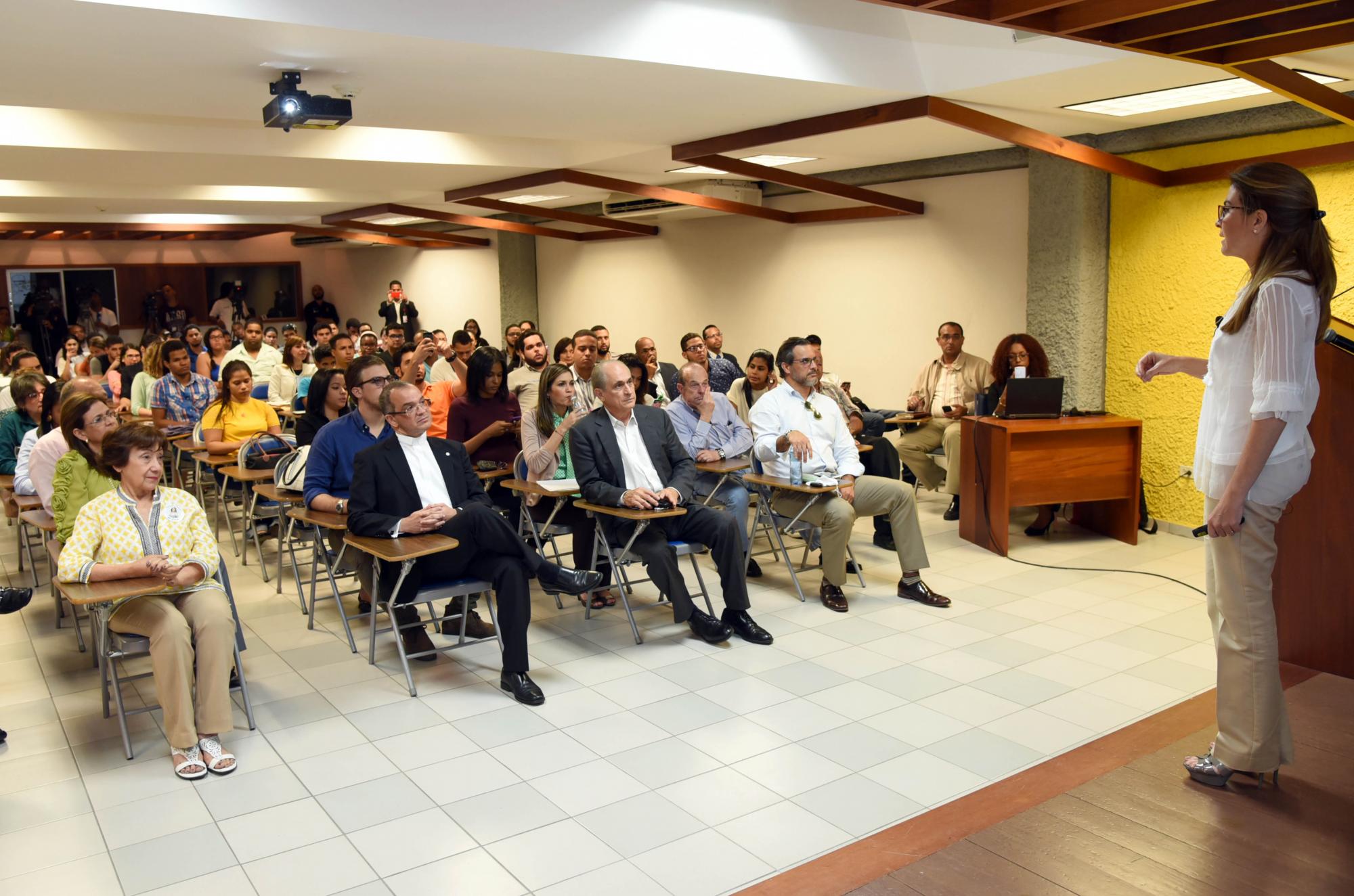 Carolina Mejía candidata a vicepresidenta por el PRM ofrece conferencia “Mujer Juventud y Política en la RD” en la PUCMM.