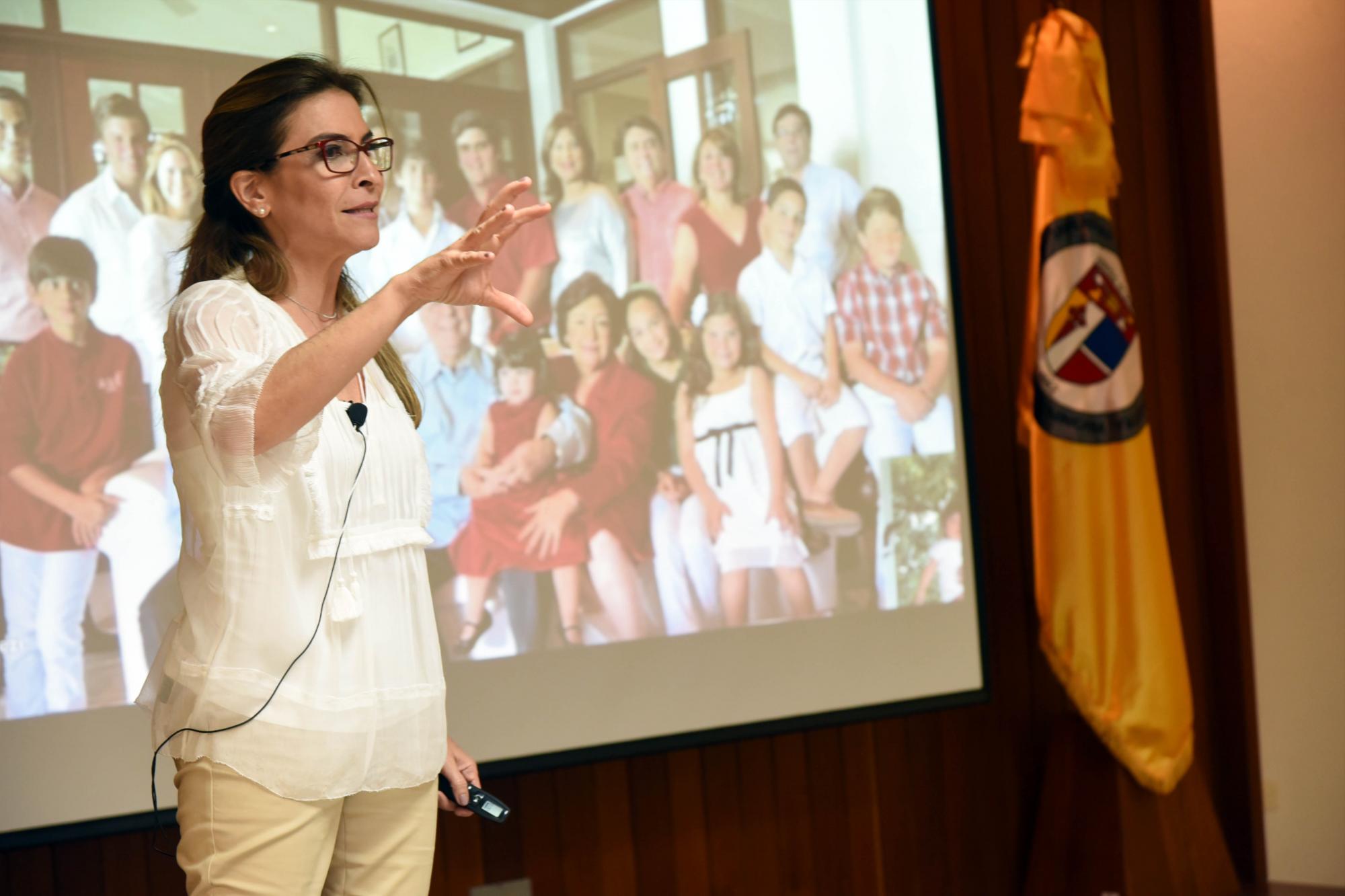 Carolina Mejía candidata a vicepresidenta por el PRM ofrece conferencia “Mujer Juventud y Política en la RD” en la PUCMM.