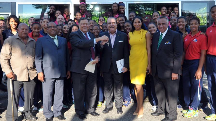 Presidente Medina dona un autobús al Proyecto de selecciones nacionales femeninas