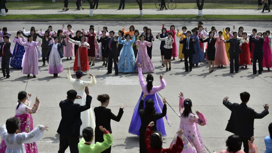 Corea del Norte se vuelca en la celebración del aniversario de su fundador