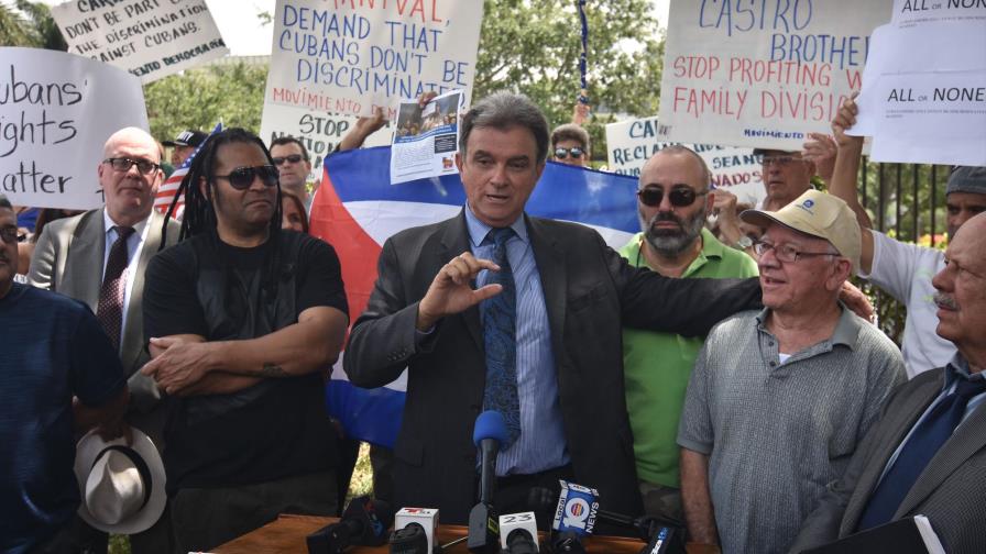 EE.UU. comunica a líder del exilio cubano que debe dejar el país tras 49 años