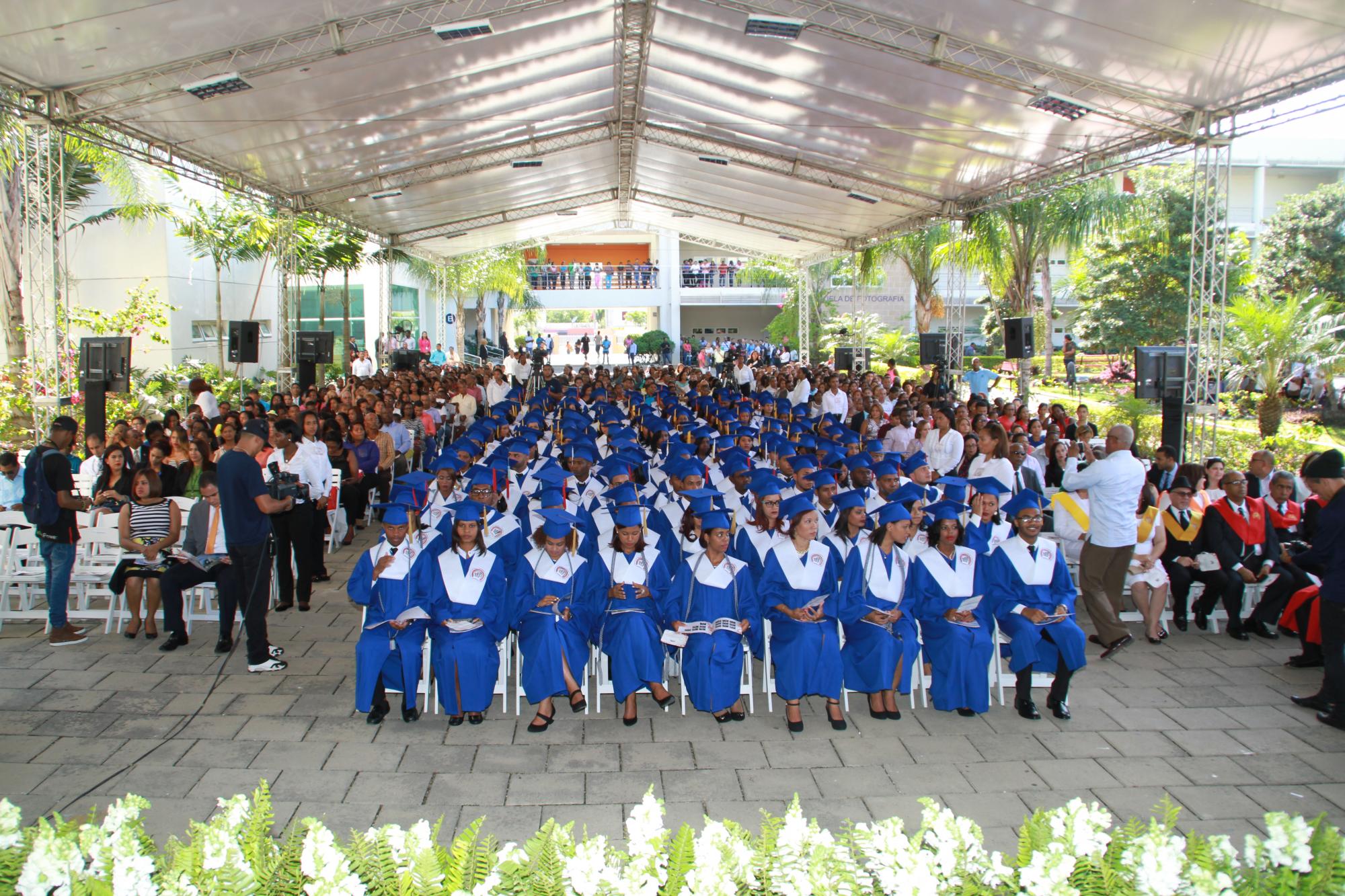 Los nuevos técnicos en espera de la entrega de sus diplomas 