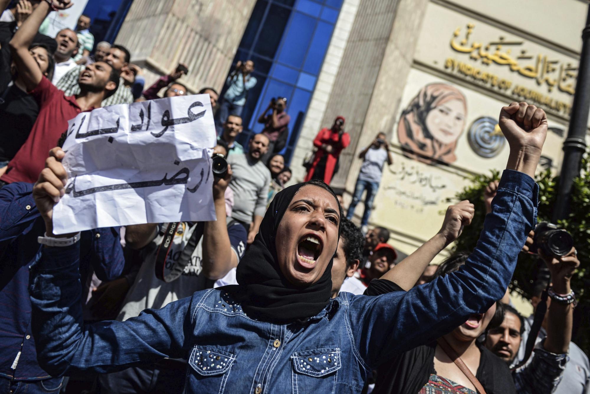 Una mujer participa en una manifestación contra de la decisión de ceder a Arabia Saudí dos islas en el mar Rojo. 