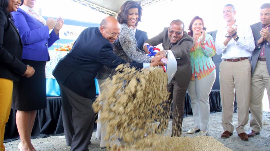La vicepresidenta inicia la construcción de una red de bancos de sangre La vicepresidenta inicia la construcción de una red de bancos de sangre