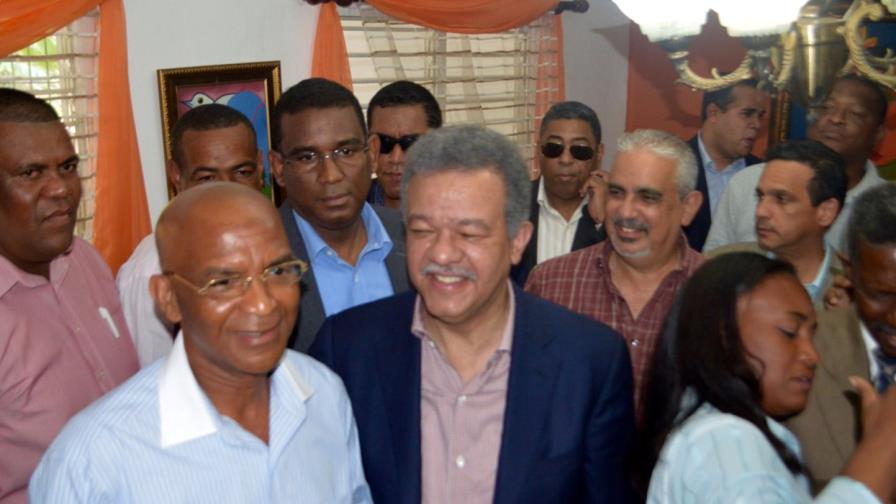 Leonel Fernández visita dirigentes en Samaná Leonel Fernández visita dirigentes en Samaná