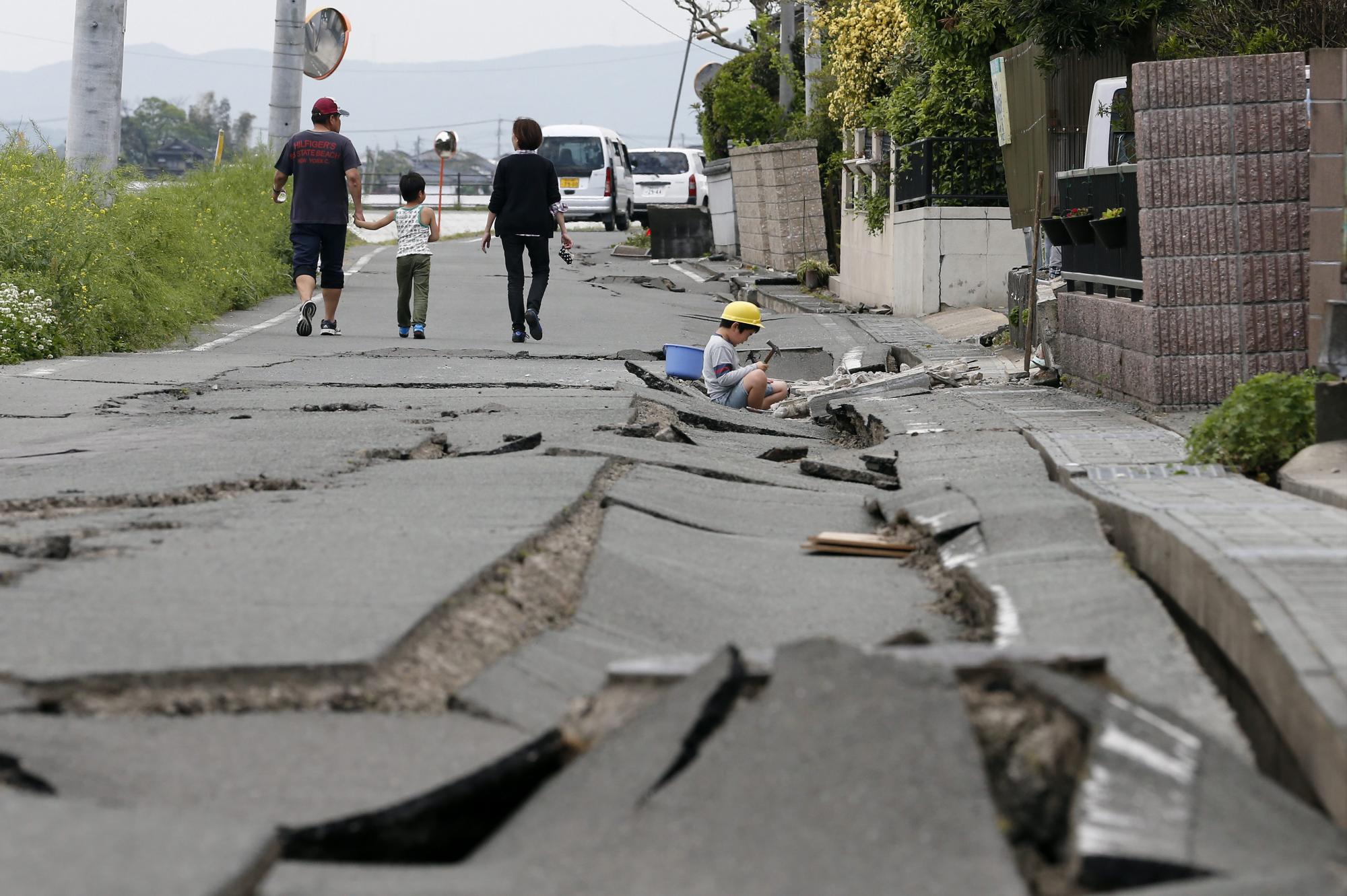 Vista de las destrucciones que causó el sismo de 7,3 grados registrado la madrugada de este sábado en Japón. 