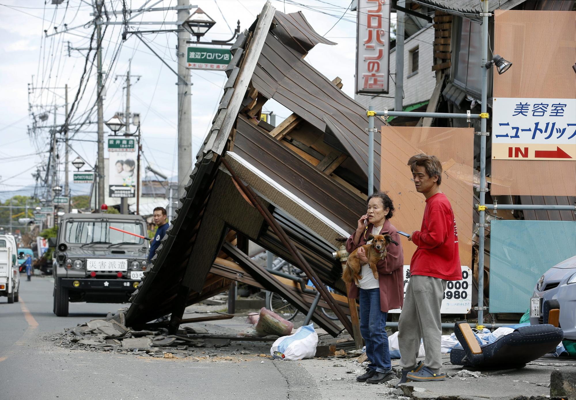 Vista de las destrucciones que causó el sismo de 7,3 grados registrado la madrugada de este sábado en Japón. 
