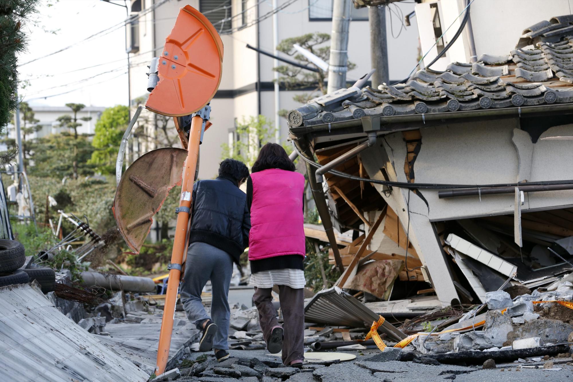 Vista de las destrucciones que causó el sismo de 7,3 grados registrado la madrugada de este sábado en Japón. 
