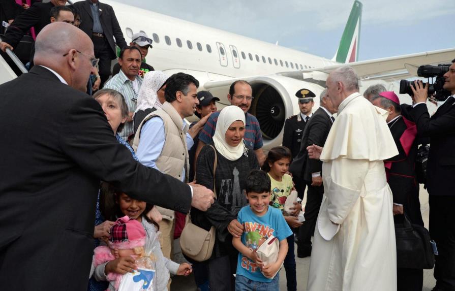 El papa regresó a Roma con 12 refugiados que mantendrá el Vaticano 