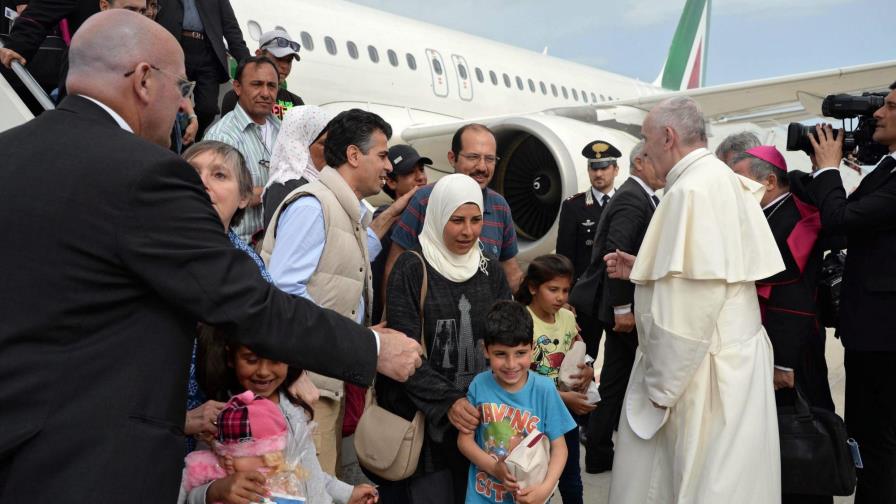El papa regresó a Roma con 12 refugiados que mantendrá el Vaticano 