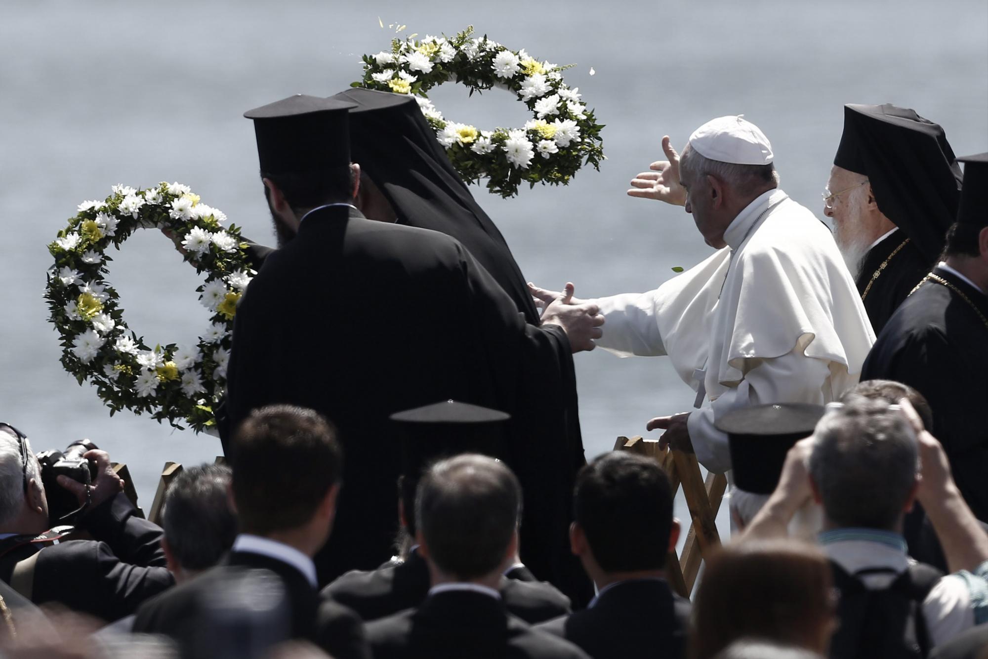 El papa Francisco participa en un memorial por las víctimas de la migración.