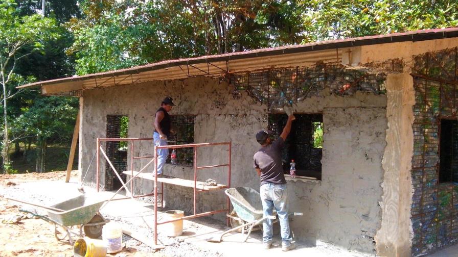 Un millón de botellas de plástico para construir una ecoaldea en Panamá Un millón de botellas de plástico para construir una ecoaldea en Panamá