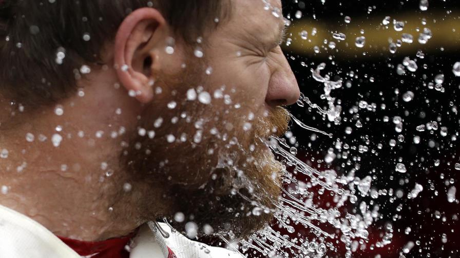 Rojos remontan déficit de 4 carreras y vencen a Cardenales 9-8