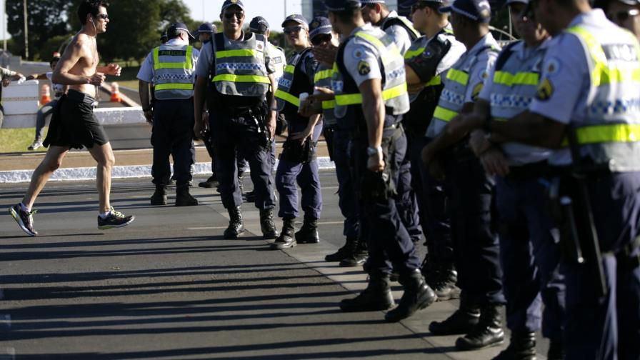 Miles de brasileños protestan en las calles a favor y en contra del Gobierno
