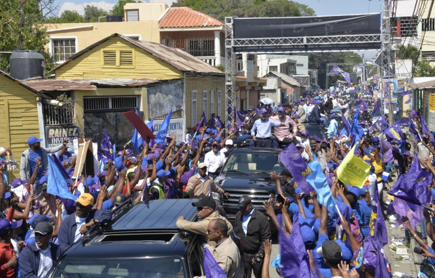 Danilo Medina encabeza caravana por las provincias Barahona y Baoruco