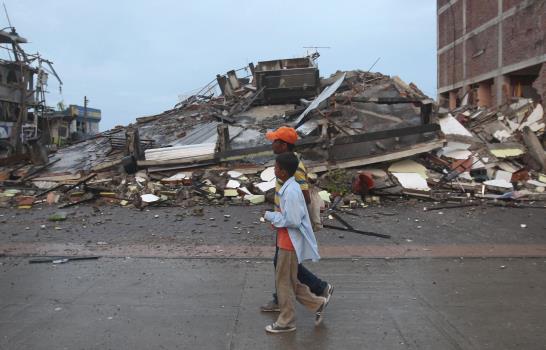 Ecuador moviliza sus efectivos para socorrer a víctimas del terremoto