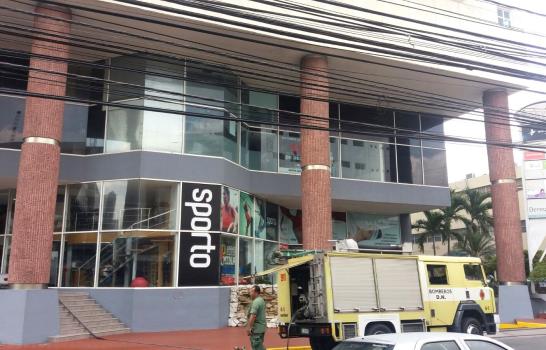 Se incendia edificio del Body Shop en Naco