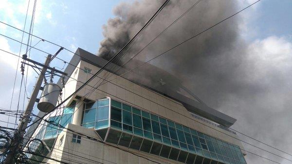 Extinguen incendio que afectó parcialmente el quinto piso del Body Shop Naco