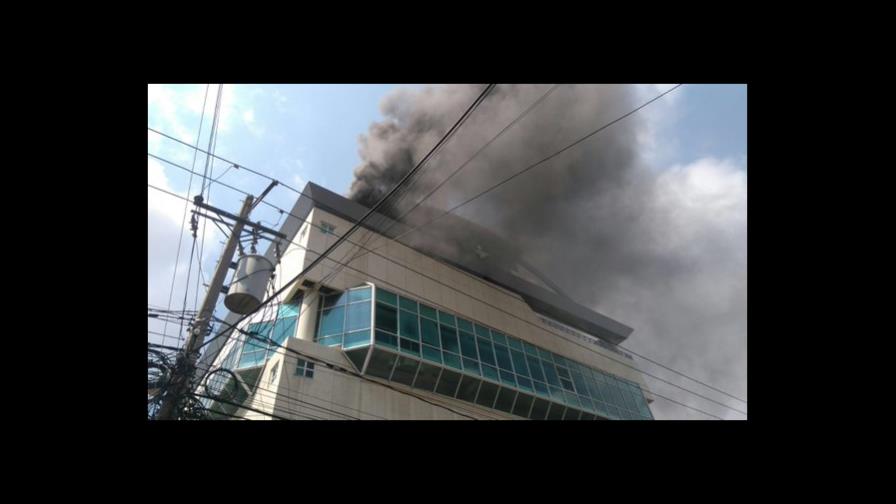 Extinguen incendio que afectó parcialmente el quinto piso del Body Shop Naco