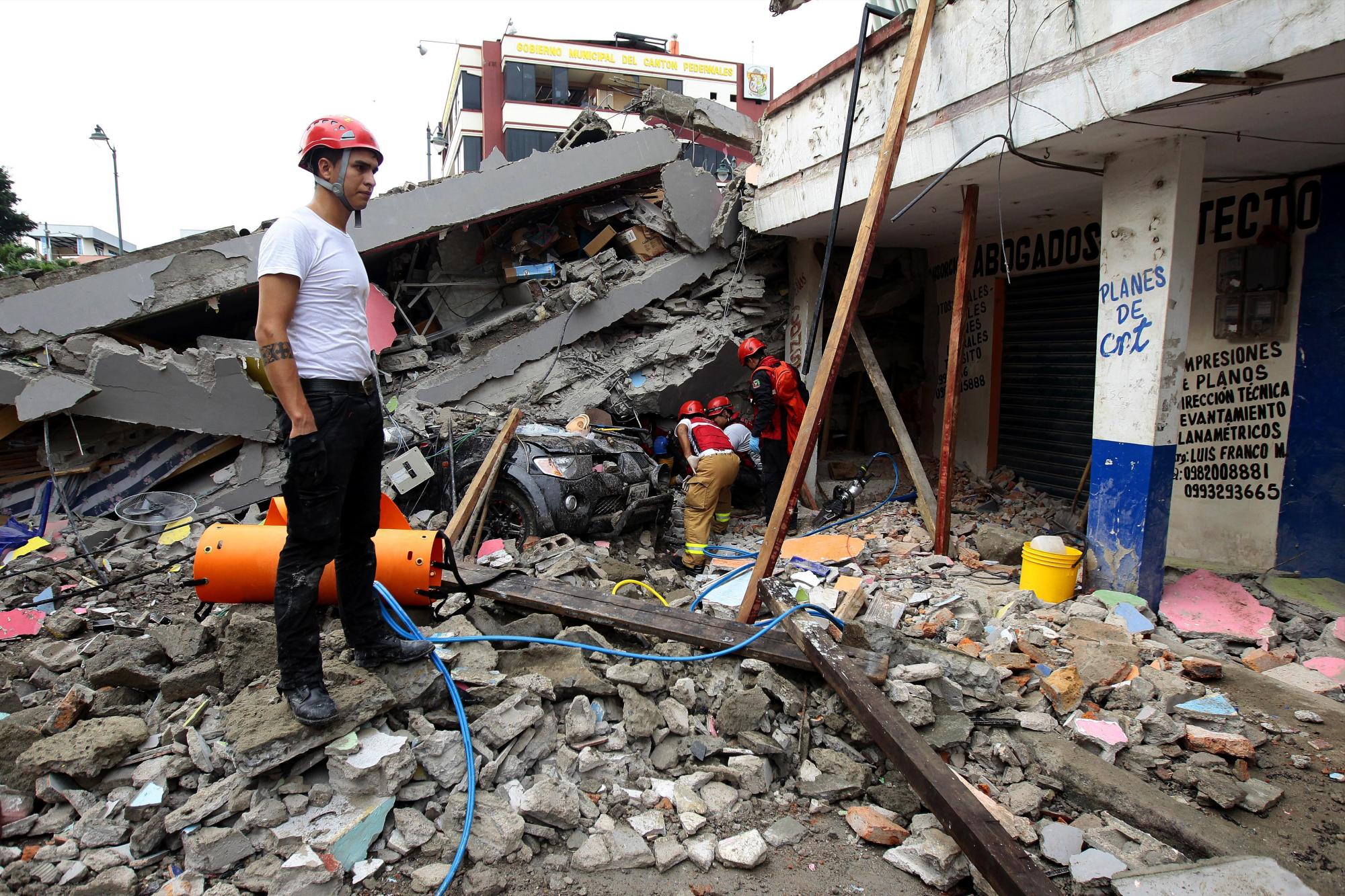 Rescatistas realizan labores en Pedernales (Ecuador), hoy domingo 17 de abril de 2016.
