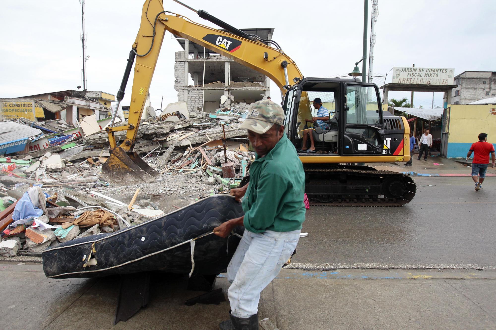 Habitantes de Pedernales (Ecuador), afectados por el terremoto.