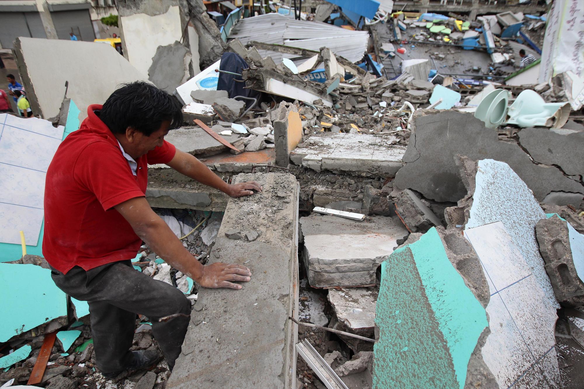 Habitantes de Pedernales (Ecuador), afectados por el terremoto.