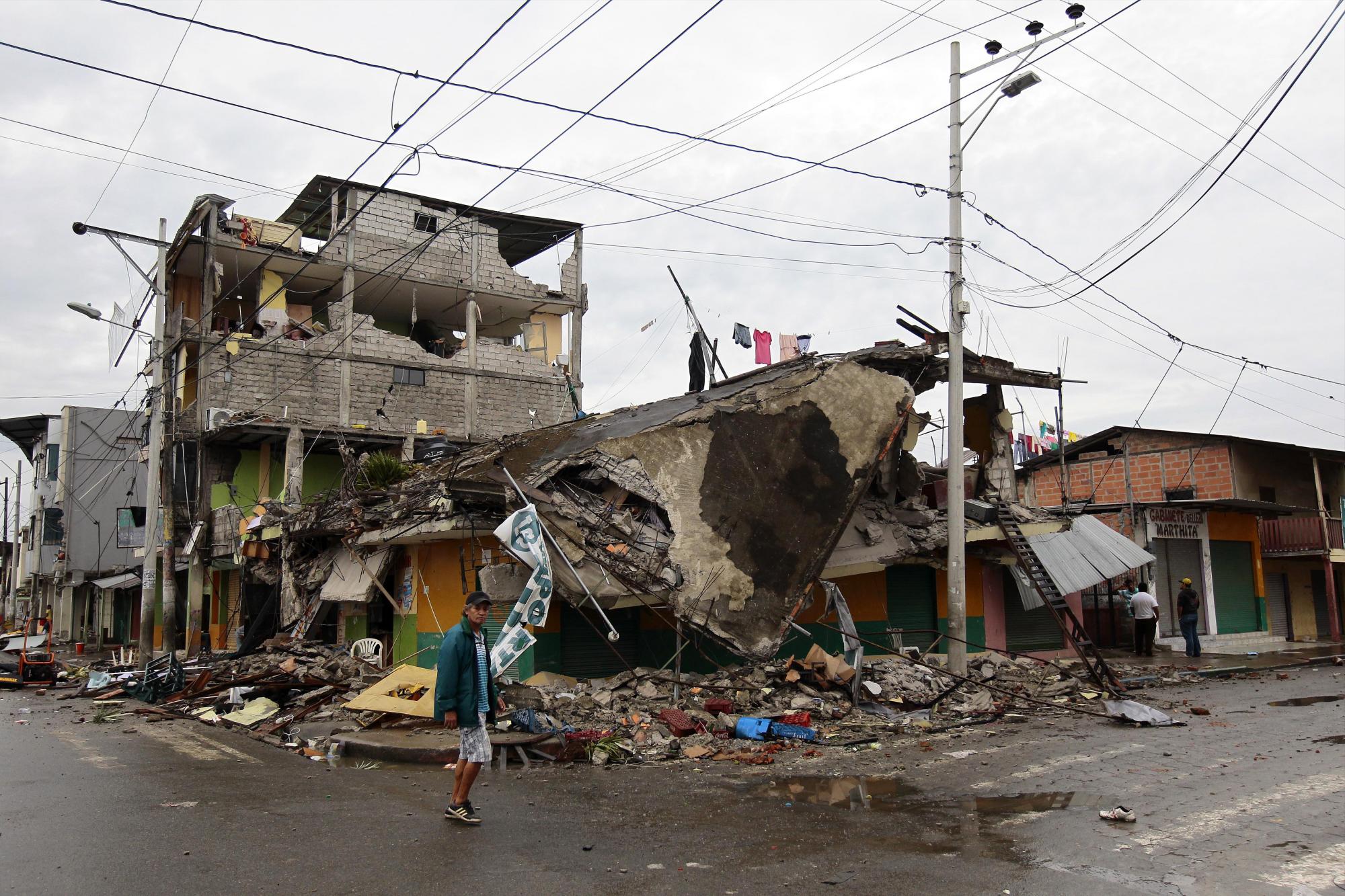 Un habitante de Pedernales (Ecuador), afectado por el terremoto busca  entre las casas destruidas y los escombros.