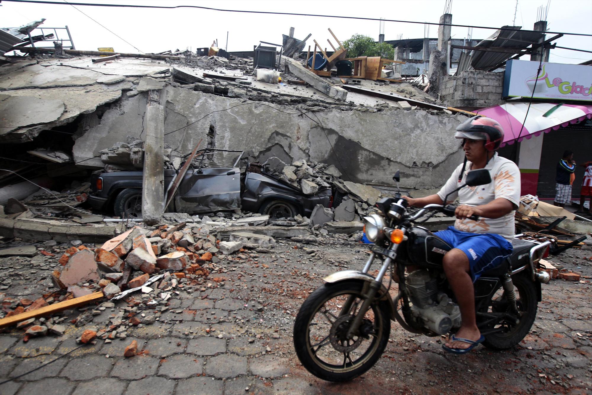 Los pobladores de Pedernales (Ecuador), hoy 17 de abril de 2016, afectados por el terremoto pasaron la noche en vela en busca de refugio por temor a réplicas, después de que sus viviendas colapsaron y se vieran algunas afectadas en su estructura. 