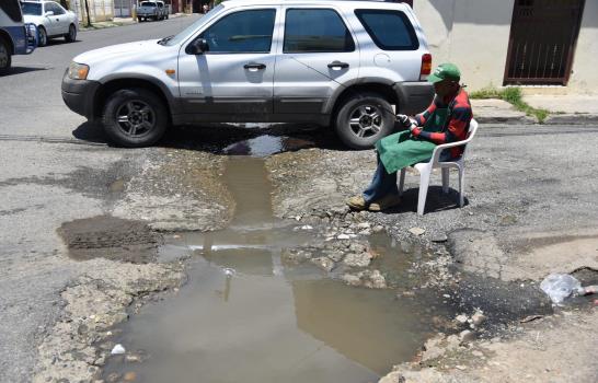 Un badén que invade a Cancino I con agua pestilente