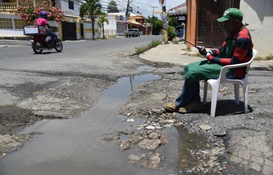 Un badén que invade a Cancino I con agua pestilente