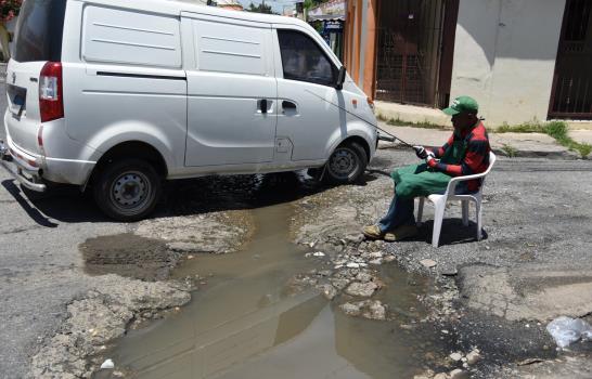 Un badén que invade a Cancino I con agua pestilente