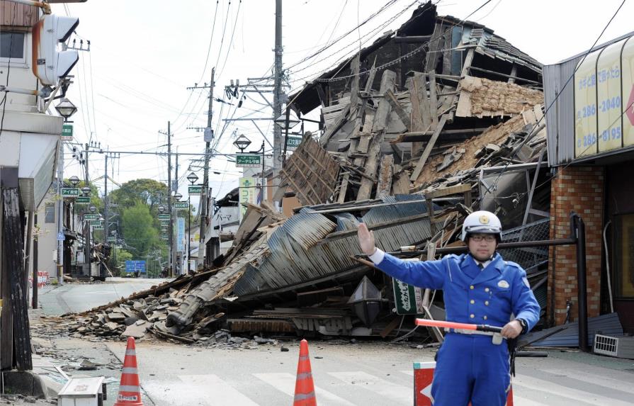 EE.UU. apoya a Japón en labores de rescate tras el sismo 