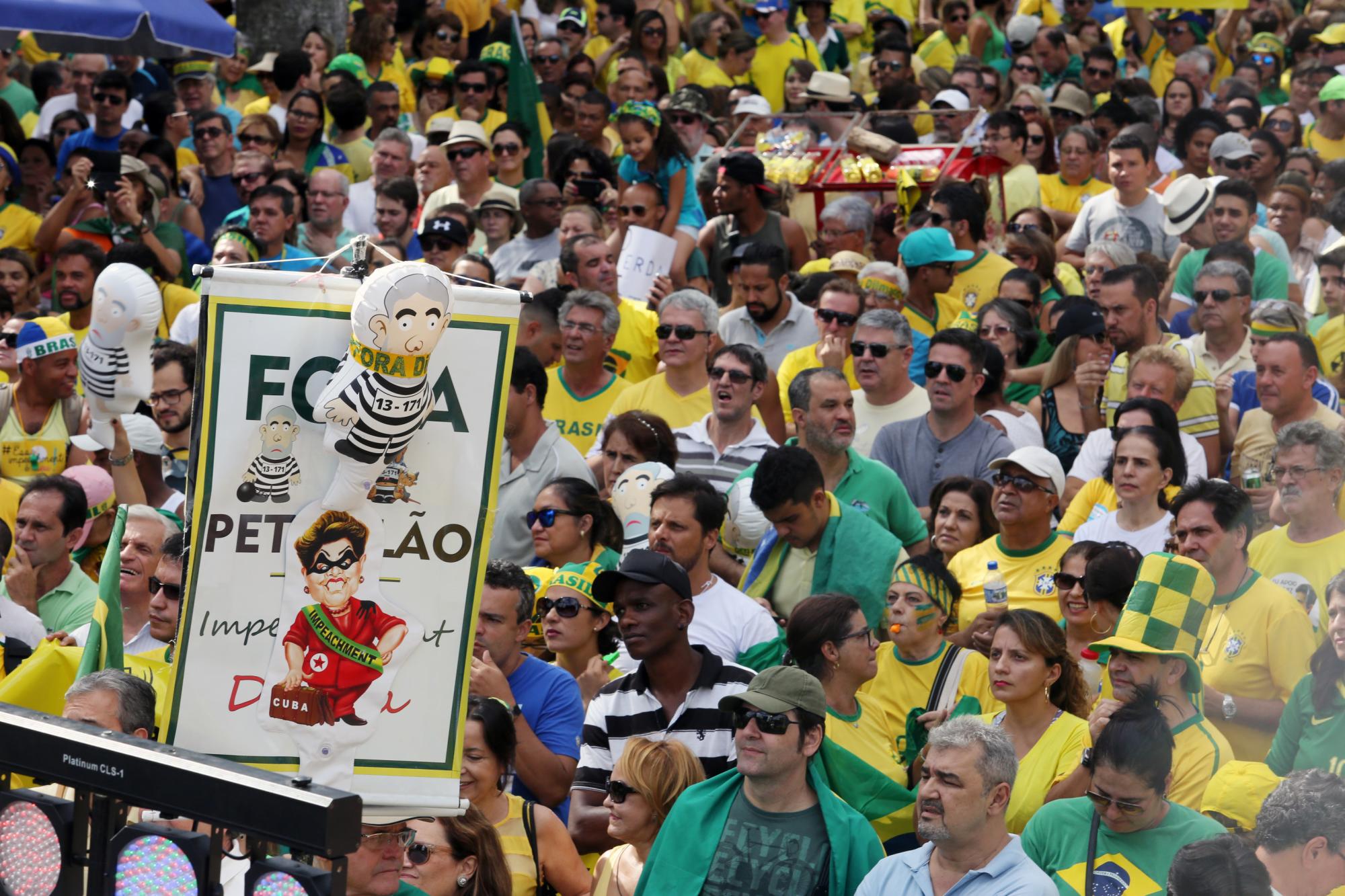 Manifestantes en contra de la presidenta Dilma Rousseff protestan hoy, domingo 17 de abril de 2016, en la Plaza Libertad de Belo Horizonte, Brasil.