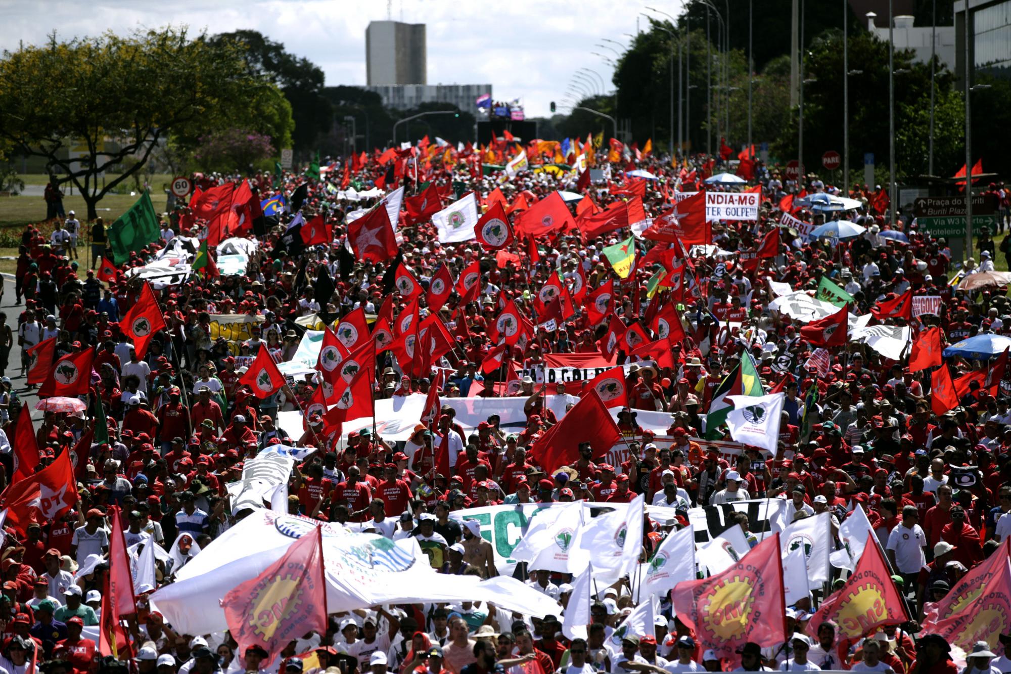 Sindicatos, movimientos sociales y la militancia del Partido de los Trabajadores (PT) participan en una movilización a favor de la presidenta Dilma Rousseff hoy, domingo 17 de abril de 2016, en Brasilia.