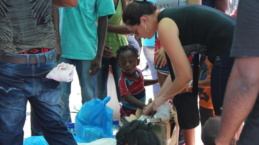 Cubanos varados en Panamá comparten con africanos de lo poco que tienen