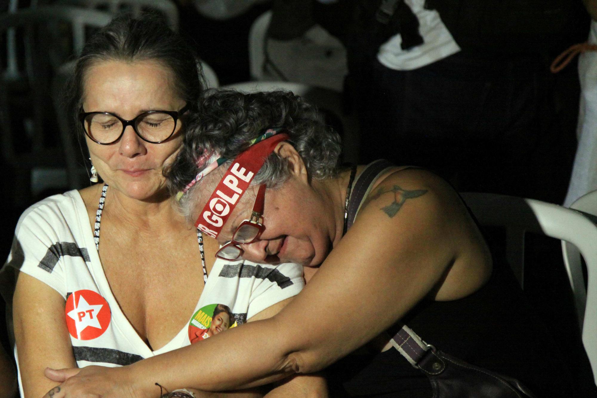 Partidarios de Dilma Rousseff muestran tristeza por decisión de la Cámara de Diputados de abrir proceso a juicio político en su contra.