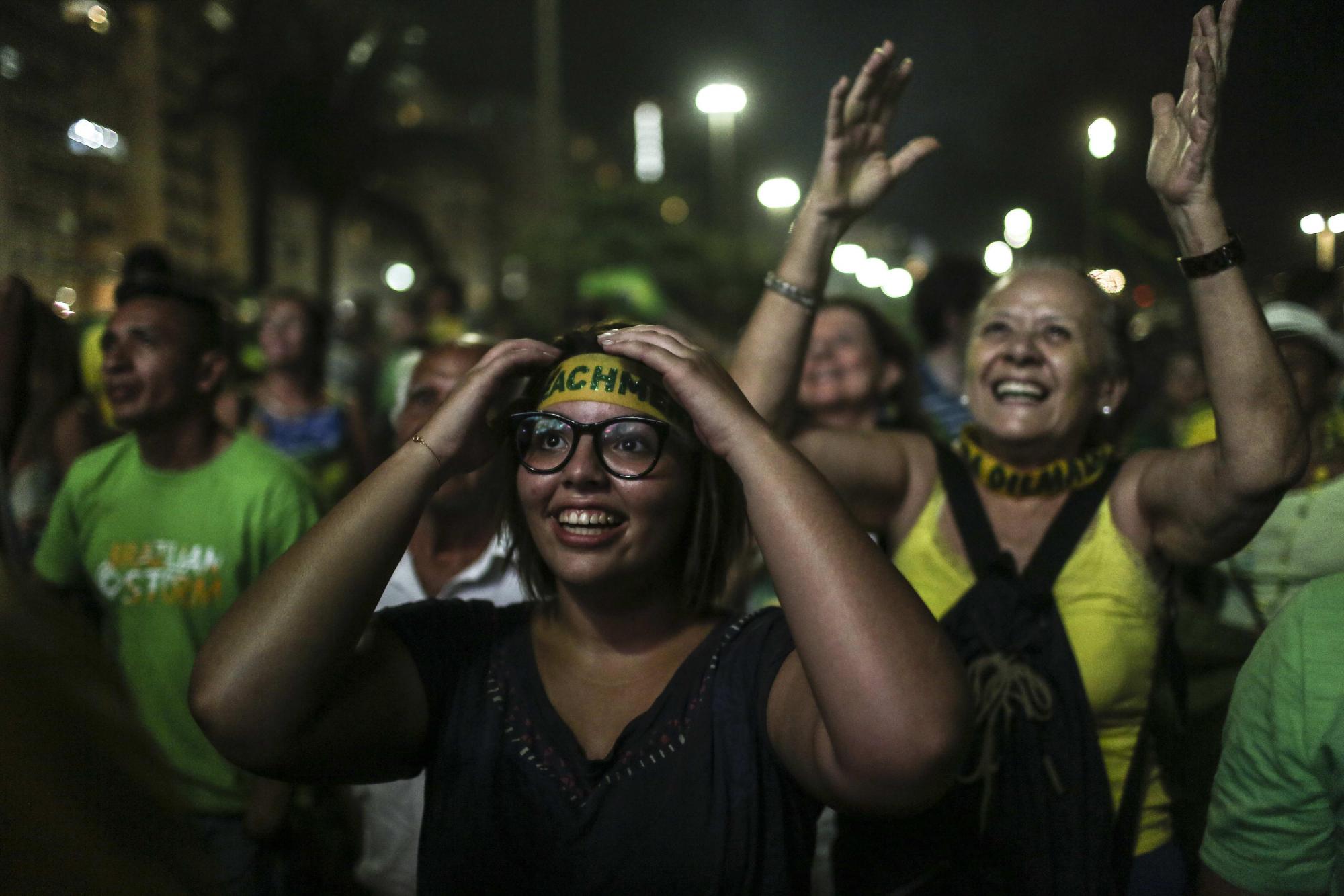 Una multitud celebra el domingo 17 de abril de 2016, la decisión de la Cámara de Diputados de que el proceso que puede llevar a la destitución de Rousseff llegue al Senado. 