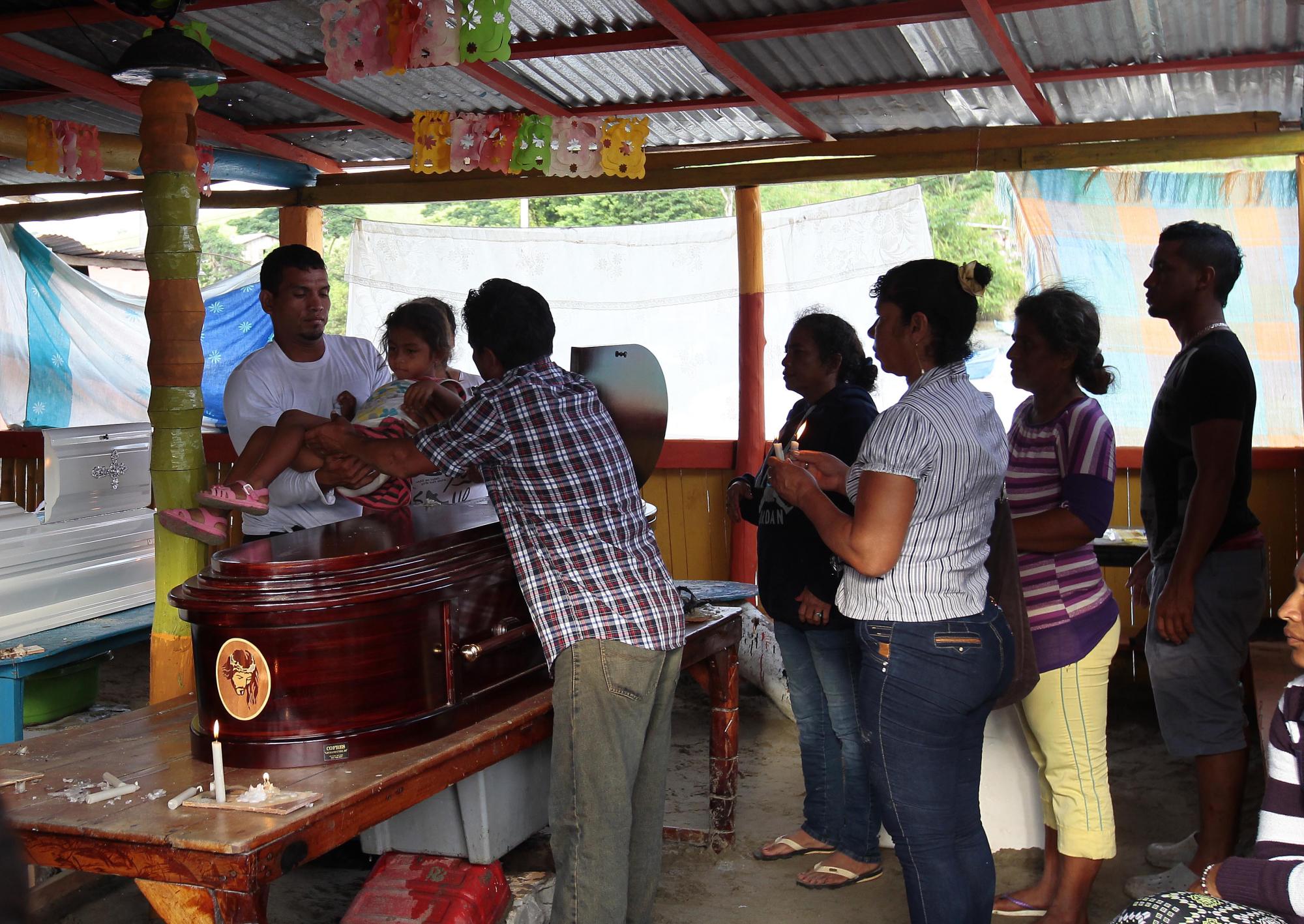  Pobladores de La Chorrera (Ecuador) lloran a sus difuntos hoy, lunes 18 de abril de 2016, tras el terremoto de 7,8 grados en la escala de Richter registrado el sábado en la costa norte de Ecuador. Según el presidente de Ecuador, Rafael Correa, hasta el momento, asciende a 272 el número de muertos y a 2.068 el de heridos por el terremoto del sábado. 